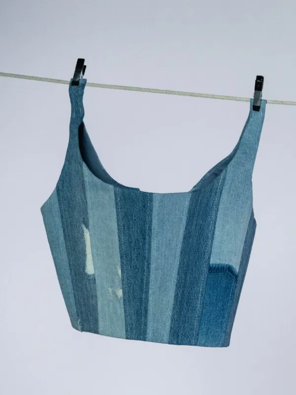 Bustier dari sambungan denim tiga gradasi biru tergantung di tali jemuran