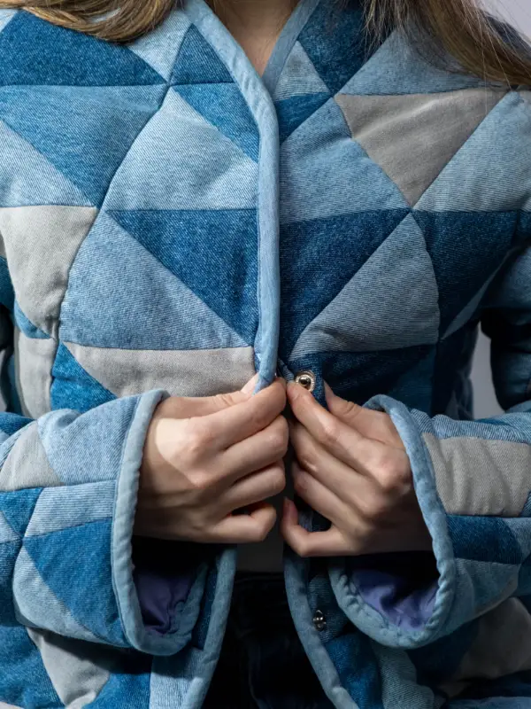 Close-up jaket quilting dari potongan denim segitiga berbagai gradasi biru