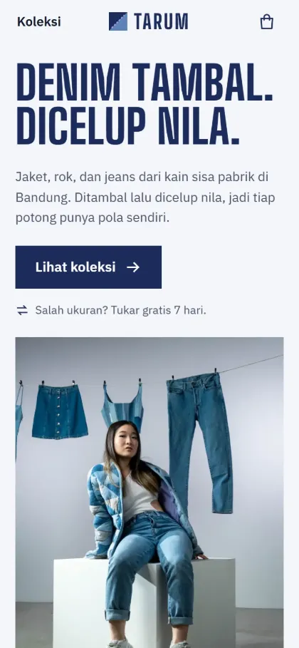 Tampilan HP demo website fashion Tarum: judul Denim tambal. Dicelup nila., tombol Lihat koleksi, dan foto model berjaket denim tambal di depan jemuran rok, bustier, dan jeans